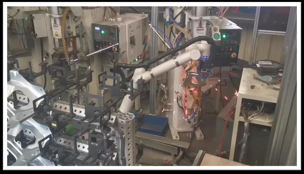 Robot per asservimento saldatrici a proiezione e presse